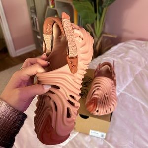 Salehebembury pale blush color 
Size Men’s 5/Women’s 7 
Worn once